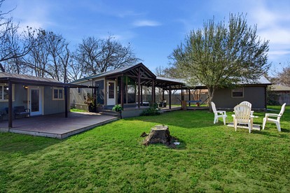 Cozy, Pet Friendly Cottage with Gorgeous Outdoor Space for a Weekend Getaway to New Braunfels, Texas - New Braunfels, Texas - glamping.directory