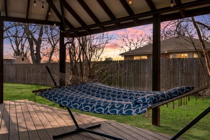 Cozy, Pet Friendly Cottage with Gorgeous Outdoor Space for a Weekend Getaway to New Braunfels, Texas - New Braunfels, Texas - glamping.directory