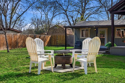 Cozy, Pet Friendly Cottage with Gorgeous Outdoor Space for a Weekend Getaway to New Braunfels, Texas - New Braunfels, Texas - glamping.directory