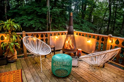 Majestic Cabin for a Picturesque Group Getaway in Pocono Pines, Pennsylvania - Pocono Pines, Pennsylvania - glamping.directory