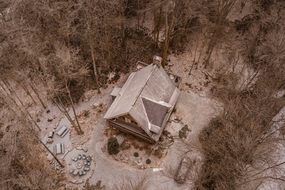 Majestic Cabin for a Picturesque Group Getaway in Pocono Pines, Pennsylvania - Pocono Pines, Pennsylvania - glamping.directory
