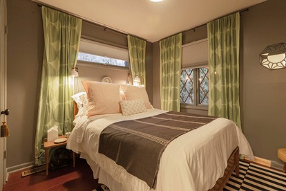 Majestic Cabin for a Picturesque Group Getaway in Pocono Pines, Pennsylvania - Pocono Pines, Pennsylvania - glamping.directory