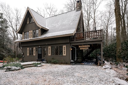 Majestic Cabin for a Picturesque Group Getaway in Pocono Pines, Pennsylvania - Pocono Pines, Pennsylvania - glamping.directory