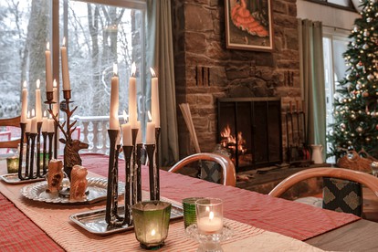 Majestic Cabin for a Picturesque Group Getaway in Pocono Pines, Pennsylvania - Pocono Pines, Pennsylvania - glamping.directory