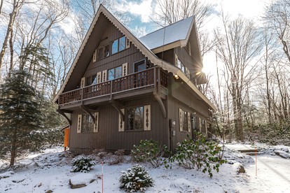Majestic Cabin for a Picturesque Group Getaway in Pocono Pines, Pennsylvania - glamping.directory