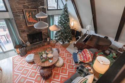 Majestic Cabin for a Picturesque Group Getaway in Pocono Pines, Pennsylvania - Pocono Pines, Pennsylvania - glamping.directory