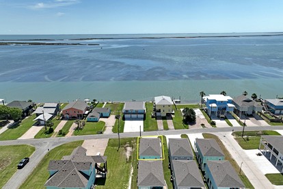 Incredible Waterfront Beach House with Swimming Pool in Rockport, Texas - Rockport, Texas - glamping.directory
