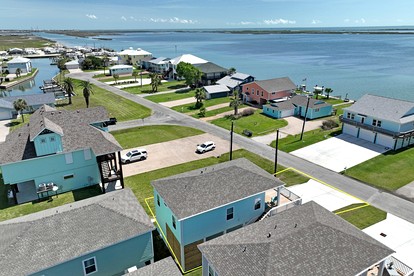 Incredible Waterfront Beach House with Swimming Pool in Rockport, Texas - Rockport, Texas - glamping.directory