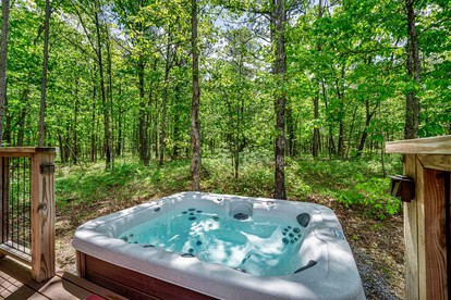 Peaceful Secluded Cabin with Hot Tub and Fantastic Views of the Surrounding Woods in Mentone, Alabama - Mentone, Alabama - glamping.directory