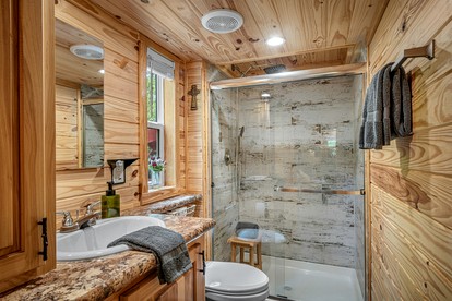 Peaceful Secluded Cabin with Hot Tub and Fantastic Views of the Surrounding Woods in Mentone, Alabama - Mentone, Alabama - glamping.directory