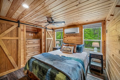 Peaceful Secluded Cabin with Hot Tub and Fantastic Views of the Surrounding Woods in Mentone, Alabama - Mentone, Alabama - glamping.directory