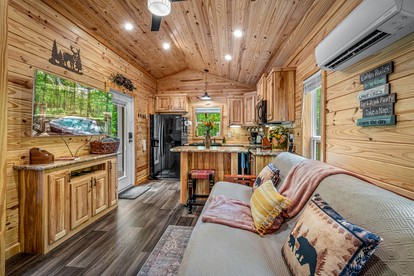 Peaceful Secluded Cabin with Hot Tub and Fantastic Views of the Surrounding Woods in Mentone, Alabama - Mentone, Alabama - glamping.directory
