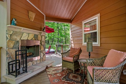 Peaceful Secluded Cabin with Hot Tub and Fantastic Views of the Surrounding Woods in Mentone, Alabama - Mentone, Alabama - glamping.directory