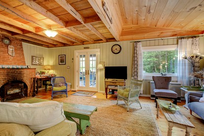 Cozy Cottage Rental with Lake Views near Okemo State Forest, Vermont - Plymouth, Vermont - glamping.directory