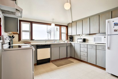 Spacious Beach House with Hot Tub Ideal for Glamping in Northern California - Dillon Beach, California - glamping.directory