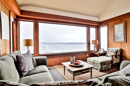 Spacious Beach House with Hot Tub Ideal for Glamping in Northern California - Dillon Beach, California - glamping.directory