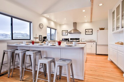 Spacious Beach House with Hot Tub Ideal for Glamping in Northern California - Dillon Beach, California - glamping.directory