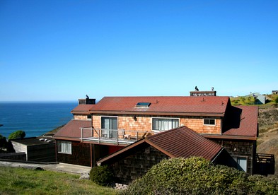 Spacious Beach House with Hot Tub Ideal for Glamping in Northern California - glamping.directory