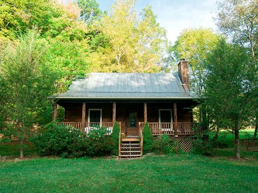 Beautiful Historic 1845 Farmhouse and Cottage for Group Vacation to Asheville - Asheville, North Carolina - glamping.directory