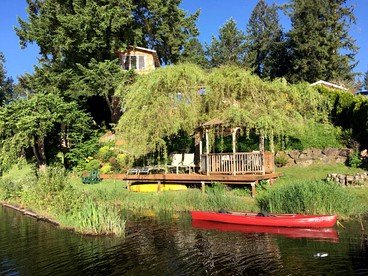 Stylish Lakefront Suite Rental with Hot Tub Access near Seattle, Washington - Woodinville, Washington - glamping.directory