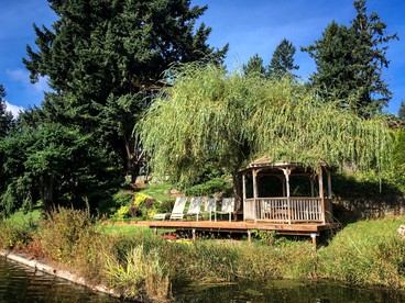 Stylish Lakefront Suite Rental with Hot Tub Access near Seattle, Washington - Woodinville, Washington - glamping.directory