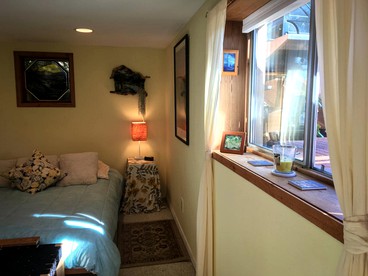 Stylish Lakefront Suite Rental with Hot Tub Access near Seattle, Washington - Woodinville, Washington - glamping.directory