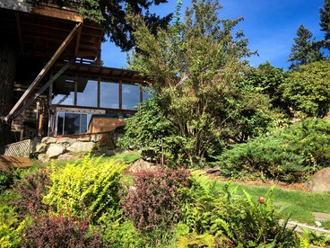 Stylish Lakefront Suite Rental with Hot Tub Access near Seattle, Washington - Woodinville, Washington - glamping.directory