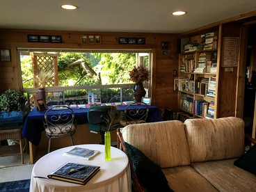 Stylish Lakefront Suite Rental with Hot Tub Access near Seattle, Washington - Woodinville, Washington - glamping.directory