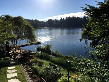 Stylish Lakefront Suite Rental with Hot Tub Access near Seattle, Washington - Woodinville, Washington - glamping.directory