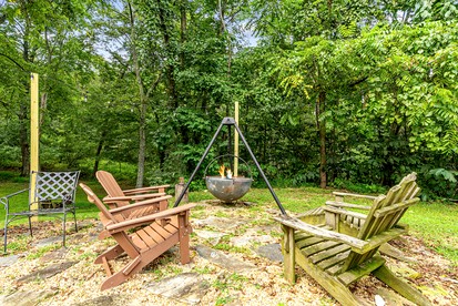 Historic Restored Farmhouse with Cowboy Cauldron Fire Pit Near Ice Mountain, Capon Bridge, West Virginia - Capon Bridge, West Virginia - glamping.directory