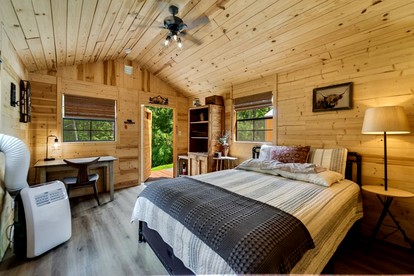 Charming Cabin Retreat On Tuckasegee River Near Sylva North Carolina - Sylva, North Carolina - glamping.directory