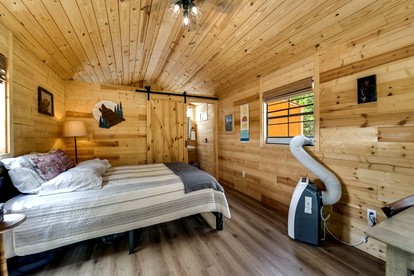 Charming Cabin Retreat On Tuckasegee River Near Sylva North Carolina - Sylva, North Carolina - glamping.directory