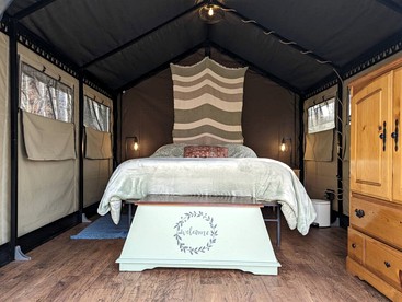 Charming Cabin Retreat On Tuckasegee River Near Sylva North Carolina - Sylva, North Carolina - glamping.directory