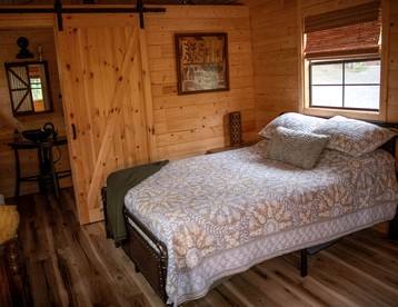 Charming Cabin Retreat On Tuckasegee River Near Sylva North Carolina - Sylva, North Carolina - glamping.directory