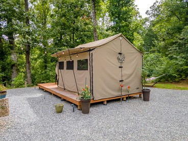 Charming Cabin Retreat On Tuckasegee River Near Sylva North Carolina - Sylva, North Carolina - glamping.directory