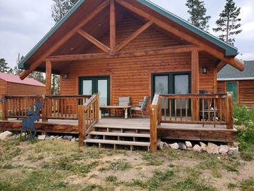 Beautiful Cabin with Fire Pit and Deck in Foxpark, Wyoming - Foxpark, Wyoming - glamping.directory