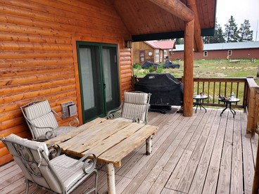 Beautiful Cabin with Fire Pit and Deck in Foxpark, Wyoming - Foxpark, Wyoming - glamping.directory