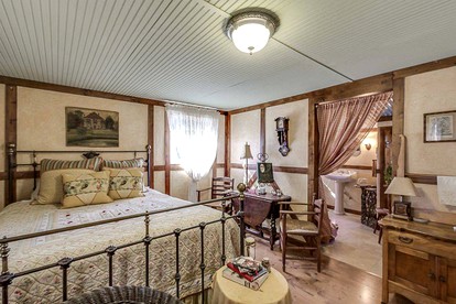 Intimate Bandera Cabin Rental for a Romantic Hill Country Getaway - Bandera, Texas - glamping.directory