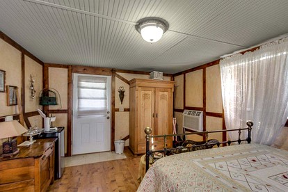 Intimate Bandera Cabin Rental for a Romantic Hill Country Getaway - Bandera, Texas - glamping.directory