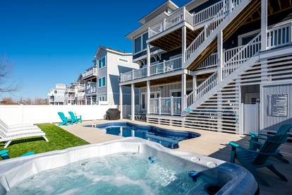 Stunning Spacious Beach House with Hot Tub and Gorgeous Views for a Memorable Escape to the Coast in Corolla, North Carolina - Corolla, North Carolina - glamping.directory