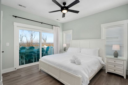 Stunning Spacious Beach House with Hot Tub and Gorgeous Views for a Memorable Escape to the Coast in Corolla, North Carolina - Corolla, North Carolina - glamping.directory
