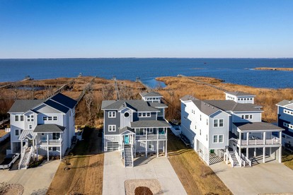 Stunning Spacious Beach House with Hot Tub and Gorgeous Views for a Memorable Escape to the Coast in Corolla, North Carolina - Corolla, North Carolina - glamping.directory