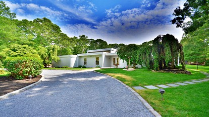 Incredible Villa Rental with a Hot Tub, a Swimming Pool, and Tennis Courts in the Hamptons, New York - Southampton, New York - glamping.directory