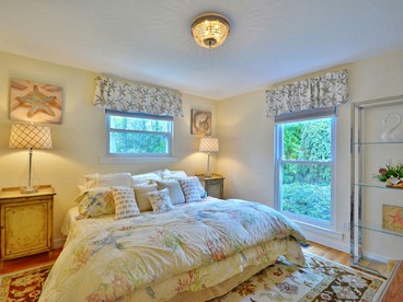 Incredible Villa Rental with a Hot Tub, a Swimming Pool, and Tennis Courts in the Hamptons, New York - Southampton, New York - glamping.directory