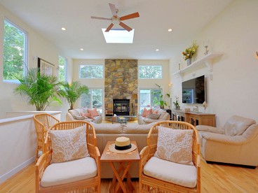 Incredible Villa Rental with a Hot Tub, a Swimming Pool, and Tennis Courts in the Hamptons, New York - Southampton, New York - glamping.directory