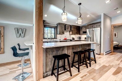 Gorgeous Luxury Cabin with Hot Tub and Mountain Views near Breckenridge in Frisco, Colorado - Frisco, Colorado - glamping.directory