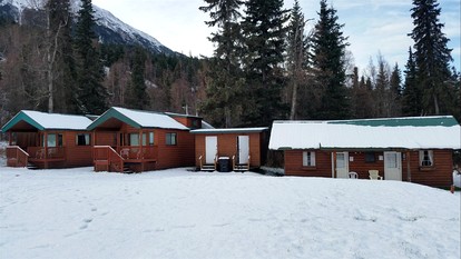 Delightful Log Cabin for a Serene Getaway Along the Kenai River, Alaska - Cooper Landing, Alaska - glamping.directory