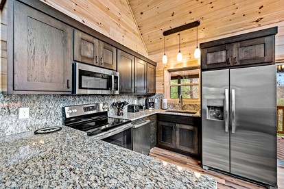 Wonderful Cabin with Pool Table, Games and Hot-tub in Gatlinburg, Tennessee - Gatlinburg, Tennessee - glamping.directory