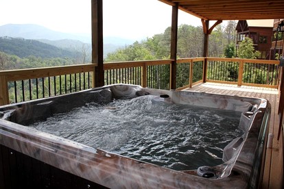 Wonderful Cabin with Pool Table, Games and Hot-tub in Gatlinburg, Tennessee - Gatlinburg, Tennessee - glamping.directory