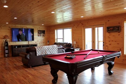 Wonderful Cabin with Pool Table, Games and Hot-tub in Gatlinburg, Tennessee - Gatlinburg, Tennessee - glamping.directory